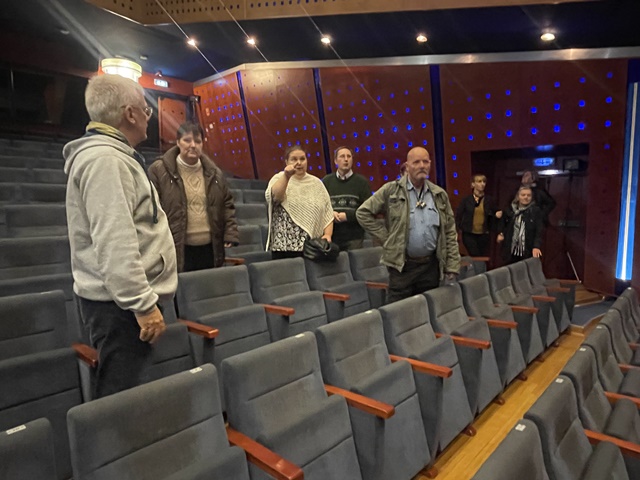 A Színjátszó kör tagjai a színházban