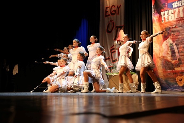 Táncosok a VANfesztivál ünnepélyes megnyitóján