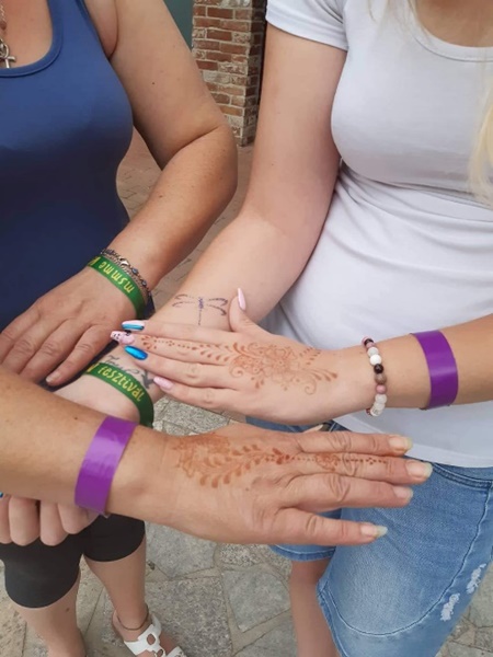 Henna rajzokkal díszített kezek