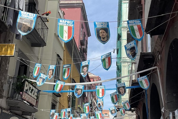 Nápolyban tele volt a város Maradona arcképével.