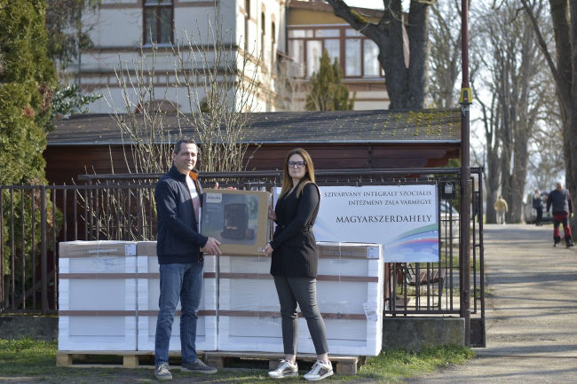  Jáger József átadta az adomány Vizlendvai-Balassa Evelin Katinkának